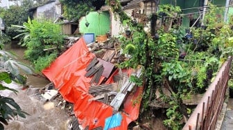 Hujan Deras Jakarta Picu Longsor di Jagakarsa, Satu Warga Dilarikan ke Rumah Sakit