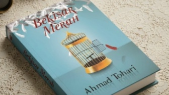 Review Novel Bekisar Merah: Warisan Kekerasan dan Luka di Balik Eksotisme