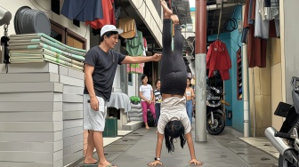 Lompatan Mimpi Anak-Anak Pluit di Gang Sempit yang Menjadi Arena Akrobatik