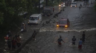 Banjir Kepung Jakarta: Puluhan Rute Transjakarta dan Mikrotrans Setop Operasi, Ini Daftarnya