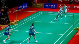Pebulu tangkis ganda putri Indonesia, Amalia Cahya Pratiwi dan Siti Fadia Ramadanti saat bertanding melawan ganda putri Jepang Arisa Iragashi/Miyu Takahashi pada babak perempat final Daihatsu Indonesia Masters 2026 di Istora Senayan, Jakarta, Jumat (23/1/2026). [Suara.com/Alfian Winanto]
