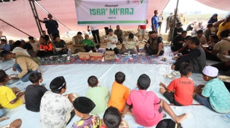 Tinjau Lokasi Terdampak Bencana, Kasatgas Tito Makan Bareng Pengungsi di Dusun Seulemak
