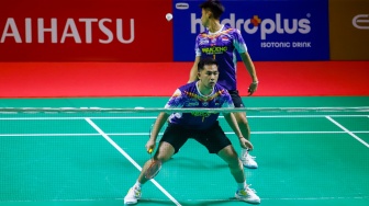 Pebulu tangkis ganda putra Indonesia, Sabar Karyaman Gutama dan Moh Reza Pahlevi Isfahani usai bertanding melawan ganda putra Malaysia Man Wei Chong dan Ki Wun Tee pada babak perempat final Daihatsu Indonesia Masters 2026 di Istora Senayan, Jakarta, Jumat (23/1/2026). [Suara.com/Alfian Winanto]