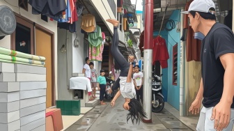 Lompatan Mimpi Anak-Anak Pluit di Gang Sempit yang Menjadi Arena Akrobatik