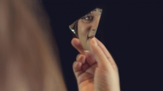 Cermin Misterius di Unit 303