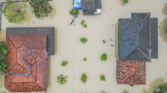 Foto udara banjir merendam permukiman di Desa Karangligar, Telukjambe, Karawang, Jawa Barat, Kamis (22/1/2026). [ANTARA FOTO/Darryl Ramadhan/app/tom]