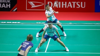 Pebulu tangkis ganda putri Indonesia, Amalia Cahya Pratiwi dan Siti Fadia Ramadanti saat bertanding melawan ganda putri Jepang Arisa Iragashi/Miyu Takahashi pada babak perempat final Daihatsu Indonesia Masters 2026 di Istora Senayan, Jakarta, Jumat (23/1/2026). [Suara.com/Alfian Winanto]
