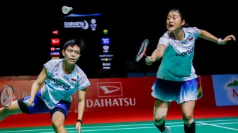 Pebulu tangkis ganda putri Indonesia, Amalia Cahya Pratiwi dan Siti Fadia Ramadanti saat bertanding melawan ganda putri Jepang Arisa Iragashi/Miyu Takahashi pada babak perempat final Daihatsu Indonesia Masters 2026 di Istora Senayan, Jakarta, Jumat (23/1/2026). [Suara.com/Alfian Winanto]
