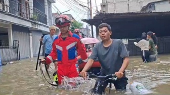 Dekap Erat Balita di Atas Perahu Karet, Nisa Pilih Mengungsi saat Air Setinggi Pinggang di Kosambi