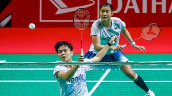 Pebulu tangkis ganda putri Indonesia, Amalia Cahya Pratiwi dan Siti Fadia Ramadanti saat bertanding melawan ganda putri Jepang Arisa Iragashi/Miyu Takahashi pada babak perempat final Daihatsu Indonesia Masters 2026 di Istora Senayan, Jakarta, Jumat (23/1/2026). [Suara.com/Alfian Winanto]
