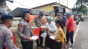 Banjir Rendam Cikarang Utara, Dapur Lapangan Brimob Layani Warga Terdampak