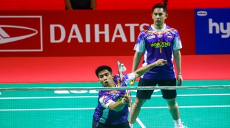 Pebulu tangkis ganda putra Indonesia, Sabar Karyaman Gutama dan Moh Reza Pahlevi Isfahani usai bertanding melawan ganda putra Malaysia Man Wei Chong dan Ki Wun Tee pada babak perempat final Daihatsu Indonesia Masters 2026 di Istora Senayan, Jakarta, Jumat (23/1/2026). [Suara.com/Alfian Winanto]