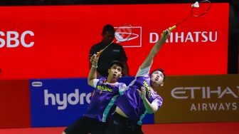 Pebulu tangkis ganda putra Indonesia, Sabar Karyaman Gutama dan Moh Reza Pahlevi Isfahani saat bertanding melawan ganda putra Malaysia Man Wei Chong dan Ki Wun Tee pada babak perempat final Daihatsu Indonesia Masters 2026 di Istora Senayan, Jakarta, Jumat (23/1/2026). [Suara.com/Alfian Winanto]