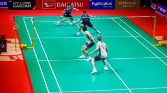 Pebulu tangkis ganda putra Indonesia, Sabar Karyaman Gutama dan Moh Reza Pahlevi Isfahani usai bertanding melawan ganda putra Malaysia Man Wei Chong dan Ki Wun Tee pada babak perempat final Daihatsu Indonesia Masters 2026 di Istora Senayan, Jakarta, Jumat (23/1/2026). [Suara.com/Alfian Winanto]
