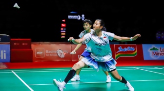 Pebulu tangkis ganda putri Indonesia, Amalia Cahya Pratiwi dan Siti Fadia Ramadanti saat bertanding melawan ganda putri Jepang Arisa Iragashi/Miyu Takahashi pada babak perempat final Daihatsu Indonesia Masters 2026 di Istora Senayan, Jakarta, Jumat (23/1/2026). [Suara.com/Alfian Winanto]
