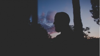 Lelaki Misterius dan Kain Putih Bertinta Merah