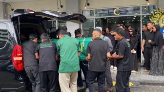Keanu AGL dan Dara Arafah Tangisi Jenazah Lula Lahfah Jelang Disalatkan