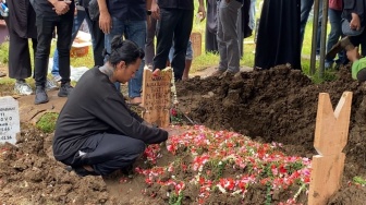 Syok Kekasih Meninggal, Reza Arap Cium Nisan Lula Lahfah, Menangis Histeris Hingga Ditenangkan