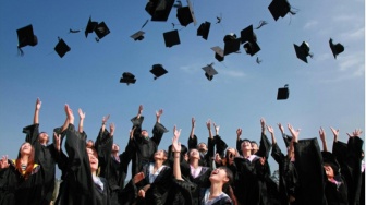 Akselerasi Mimpi di Negeri yang Hobi Menunda: Sebuah Catatan Kritis