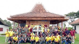 Mateus Barros, Cluster Lead East Asia & Pakistan Bayer Crop Science; Yuchen Li, Country Commercial Lead Bayer Crop Science Indonesia dan Malaysia bersama petani SOBAT Bayer dan Dekalb Ambassador di Bayer JUARA, di Klaten, Jawa Tengah.  [Handout]