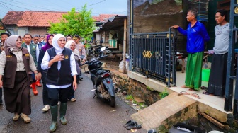 Gubernur Khofifah Tangani Banjir Situbondo Cepat dan Terpadu: Keruk Sungai, Penguatan Infrastruktur