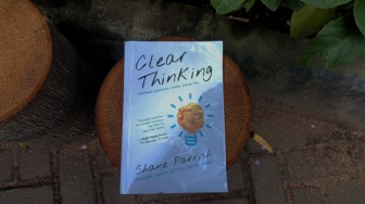 Tips Jitu Membuat Keputusan Bijak di Buku Clear Thinking