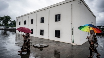 Wisatawan berjalan di Benteng Pendem Ambarawa atau Benteng Fort Willem I, Ambarawa, Kabupaten Semarang, Jawa Tengah, Jumat (23/1/2026). [ANTARA FOTO/Aprillio Akbar/bar]