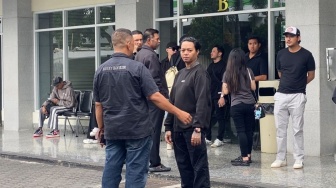 Tangisan Pilu Reza Arap di Pemakaman Lula Lahfah: Kenapa Enggak Dengerin Gue!