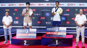 Pebulu tangkis tunggal putra Indonesia Alwi Farhan berdiri di podium bersama Panitchaphon Teeraratsakul usai menjadi juara babak Final Daihatsu Indonesia Masters 2026 di Istora Senayan, Jakarta, Minggu (25/1/2026). [Suara.com/Alfian Winanto]