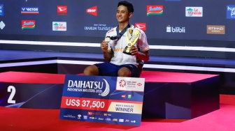 Pebulu tangkis tunggal putra Indonesia Alwi Farhan usai menjadi juara babak Final Daihatsu Indonesia Masters 2026 di Istora Senayan, Jakarta, Minggu (25/1/2026). [Suara.com/Alfian Winanto]