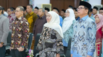 Komitmen Pendidikan Berkualitas, Gubernur Khofifah Dianugerahi Penghargaan dari BMPS