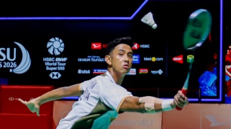 Pebulu tangkis tunggal putra Indonesia Alwi Farhan saat bertanding melawan Pebulu Tangkis Thailand Panitchaphon Teeraratsakul di babak Final Daihatsu Indonesia Masters 2026 di Istora Senayan, Jakarta, Minggu (25/1/2026). [Suara.com/Alfian Winanto]