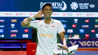 Pebulu tangkis tunggal putra Indonesia Alwi Farhan berselebrasi usai mengalahkan Pebulu Tangkis Thailand Panitchaphon Teeraratsakul di babak Final Daihatsu Indonesia Masters 2026 di Istora Senayan, Jakarta, Minggu (25/1/2026). [Suara.com/Alfian Winanto]