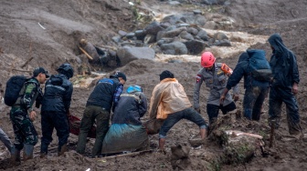Tim SAR gabungan mengevakuasi korban bencana tanah longsor yang ditemukan di Desa Pasirlangu, Cisarua, Kabupaten Bandung Barat, Jawa Barat, Sabtu (24/1/2026). [ANTARA FOTO/Abdan Syakura/nz]