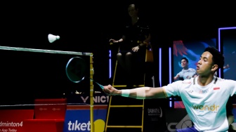 Pebulu tangkis tunggal putra Indonesia Alwi Farhan saat bertanding melawan Pebulu Tangkis Thailand Panitchaphon Teeraratsakul di babak Final Daihatsu Indonesia Masters 2026 di Istora Senayan, Jakarta, Minggu (25/1/2026). [Suara.com/Alfian Winanto]