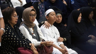 Sejumlah keluarga dan kerabat menghadiri upacara pelepasan jenazah pegawai Kementerian Kelautan dan Perikanan (KKP) korban jatuhnya pesawat ATR 42-500 di Politeknik AUP Jakarta, Minggu (25/1/2026). [ANTARA FOTO/Muhammad Iqbal/tom]