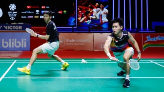 Ganda putra Raymond Indra/Nikolaus Joaquin saat menghadapi ganda putra Malaysia Goh Sze Fei/Nur Izzuddin pada final Daihatsu Indonesia Masters 2026 di Istora Senayan, Jakarta, Minggu (25/1/2026). [Suara.com/Alfian Winanto
