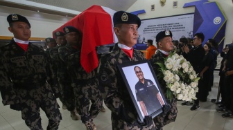 Sejumlah pegawai Kementerian Kelautan dan Perikanan (KKP) mengusung peti jenazah Yoga Naufal untuk dimakamkan usai upacara pelepasan jenazah pegawai KKP korban jatuhnya pesawat ATR 42-500 di Politeknik AUP Jakarta, Minggu (25/1/2026). [ANTARA FOTO/Muhammad Iqbal/tom]