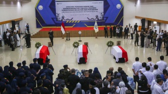 Momen Haru Pelepasan Jenazah Korban Pesawat ATR-42-500, Menteri KKP Sempat Pingsan