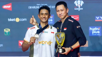 Pebulu tangkis tunggal putra Indonesia Alwi Farhan bersama pelatihnya Indra Wijaya usai menjadi juara babak Final Daihatsu Indonesia Masters 2026 di Istora Senayan, Jakarta, Minggu (25/1/2026). [Suara.com/Alfian Winanto]