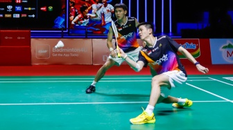 Ganda putra Raymond Indra/Nikolaus Joaquin saat menghadapi ganda putra Malaysia Goh Sze Fei/Nur Izzuddin pada final Daihatsu Indonesia Masters 2026 di Istora Senayan, Jakarta, Minggu (25/1/2026). [Suara.com/Alfian Winanto