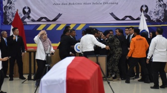 Sejumlah peserta upacara membopong Menteri Kelautan dan Perikanan Sakti Wahyu Trenggono yang pingsan saat memimpin upacara penghormatan dan pelepasan tiga jenazah pegawai Kementerian Kelautan dan Perikanan (KKP) korban kecelakaan pesawat ATR 42-500 di Politeknik AUP Jakarta, Minggu (25/1/2026). [ANTARA FOTO/Muhammad Iqbal/tom]