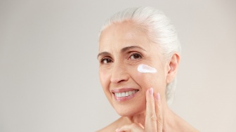 7 Rekomendasi Sunscreen SPF 50 untuk Usia 55 Tahun Ke Atas