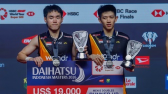 Ganda putra Raymond Indra/Nikolaus Joaquin di podium usai menjadi juara 2 pada final Daihatsu Indonesia Masters 2026 di Istora Senayan, Jakarta, Minggu (25/1/2026). [Suara.com/Alfian Winanto