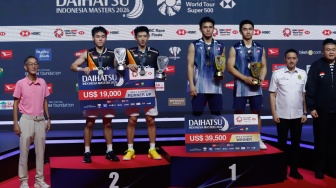 Ganda putra Raymond Indra/Nikolaus Joaquin di podium bersama ganda putra Malaysia Goh Sze Fei/Nur Izzuddin usai final Daihatsu Indonesia Masters 2026 di Istora Senayan, Jakarta, Minggu (25/1/2026). [Suara.com/Alfian Winanto