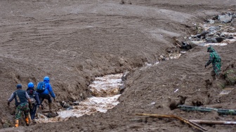Tim SAR gabungan melakukan pencarian korban bencana tanah longsor di Desa Pasirlangu, Cisarua, Kabupaten Bandung Barat, Jawa Barat, Sabtu (24/1/2026). [ANTARA FOTO/Abdan Syakura/nz]
