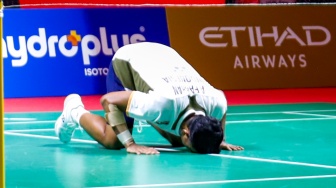Pebulu tangkis tunggal putra Indonesia Alwi Farhan berselebrasi usai mengalahkan Pebulu Tangkis Thailand Panitchaphon Teeraratsakul di babak Final Daihatsu Indonesia Masters 2026 di Istora Senayan, Jakarta, Minggu (25/1/2026). [Suara.com/Alfian Winanto]