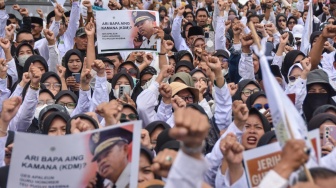 Sejumlah anggota Perkumpulan Guru Madrasah (PGM) Indonesia menggelar unjuk rasa saat Apel Akbar Guru Honorer di Kota Tasikmalaya, Jawa Barat, Senin (26/1/2026). [ANTARA FOTO/Adeng Bustomi/foc]