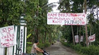 Jalan Rusak Parah, Warga Kulon Progo Pasang Spanduk Protes: 'Ini Jalan atau Cobaan?'