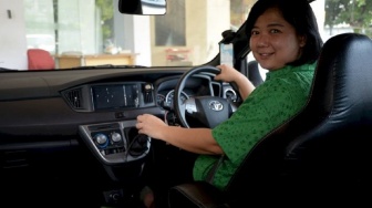 Cerita Dokter Rosa Driver GrabCar, Bantu Penumpang Melahirkan di Mobil: Saya Bersyukur Berguna
